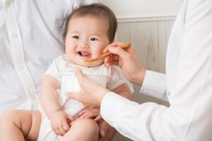 離乳食を食べる赤ちゃん